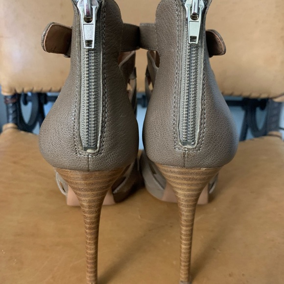 Brigadair NINE WEST Sandals w/ HEELS Size 9 Taupe Color Great Conditions - Picture 3 of 5